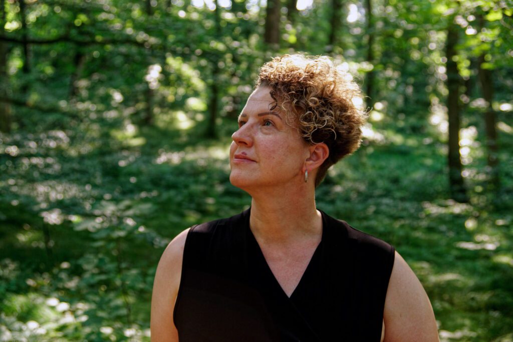 Andrea schaut inspiriert in die Ferne