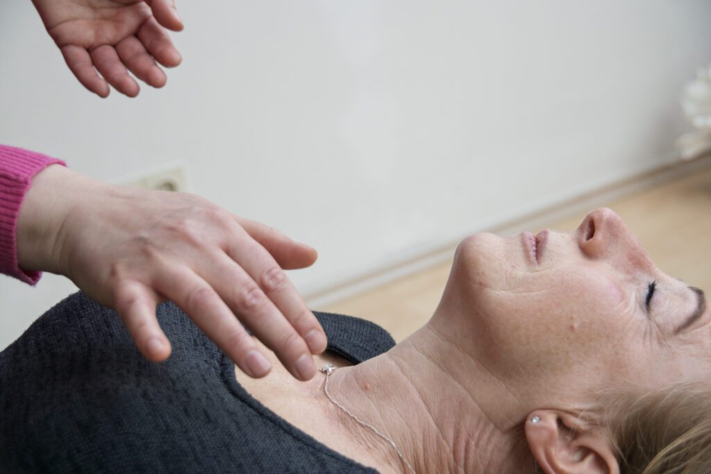 nahaufnahme einer aurachirurgie behandlung mit andrea biehle